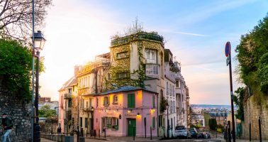 La Maison Rose à Paris, Montmartre, one of the best spot to enjoy summer in Paris